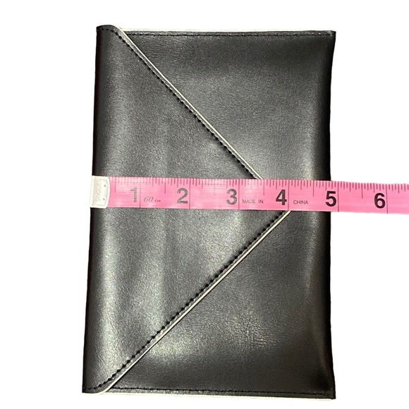 Black leather photograph envelope. Measures 5x7.5 inches. VGUC - Picture 6 of 6